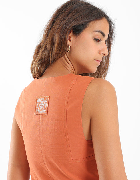 Top sleeveless with a square neckline